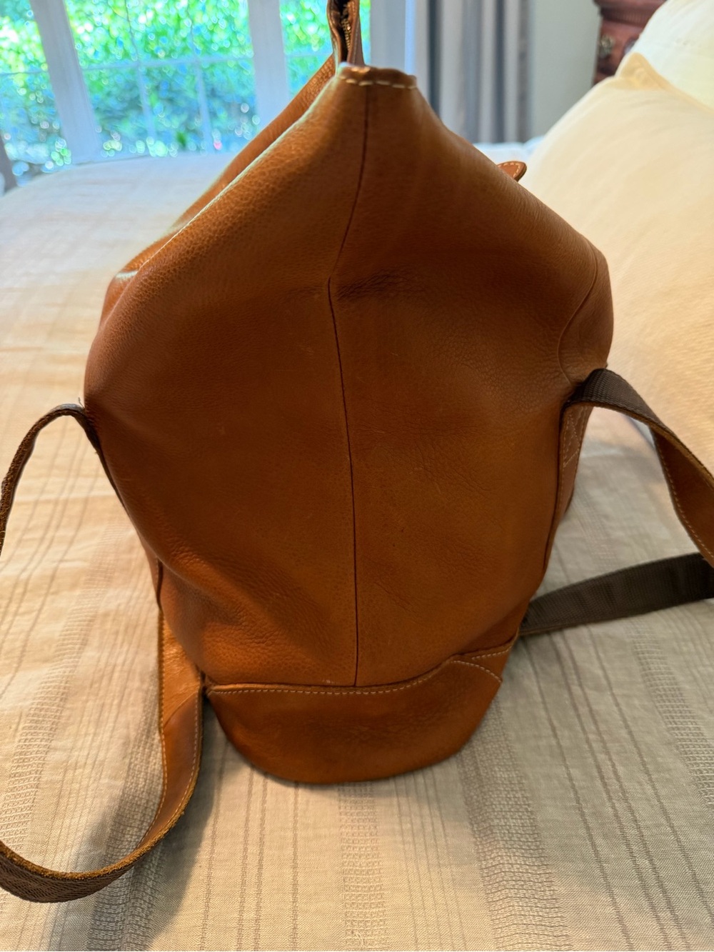 Vintage L.L. Bean pebble-grain leather tote bag features a fold-over top closure - Picture 11 of 16
